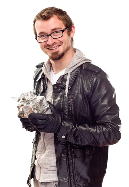Teple oblečený pohledný mladý muž s dárkem — Stock fotografie