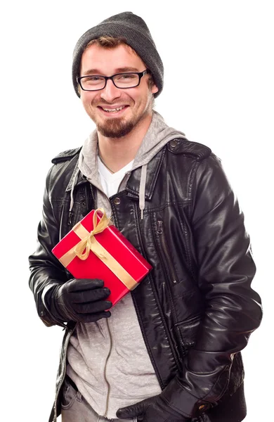 Θερμά ντυμένος όμορφος νεαρός ενήλικας κρατώντας δώρο — Φωτογραφία Αρχείου