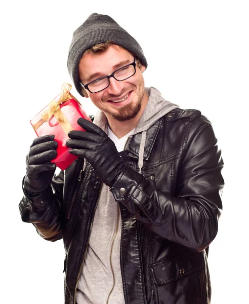 Θερμά ντυμένος νέος άνθρωπος που κρατά τυλιγμένο δώρο του αυτί — Φωτογραφία Αρχείου