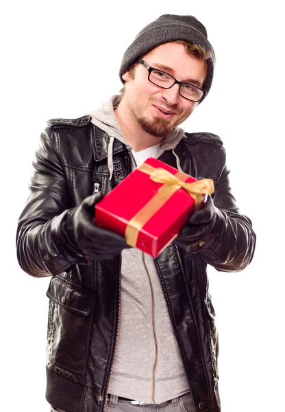 Warm gekleideter junger Mann verteilt verpacktes Geschenk — Stockfoto