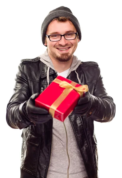 Caldamente vestita giovane uomo consegna avvolto regalo fuori — Foto Stock