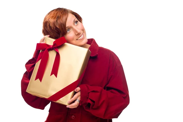 Docela červené brunetka s zabalený dárek, samostatný — Stock fotografie