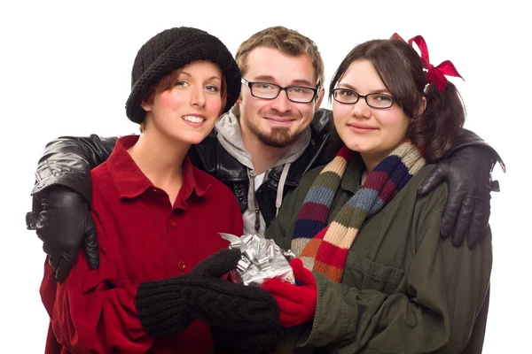 Tři přátelé drží vánoční dárek, izolované — Stock fotografie