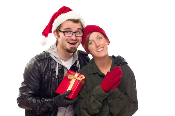 Teplý atraktivní mladý pár s vánoční dárek — Stock fotografie