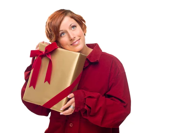 Красивая рыжеволосая девушка с завернутым подарком — стоковое фото