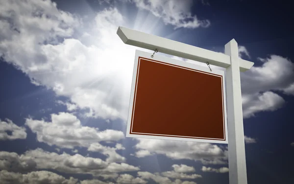 Leeres Rotes Immobilienschild Über Wolken Und Himmel Bereit Für Ihre — Stockfoto