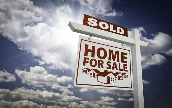 White säljs hem för försäljning fastigheter tecken över moln och himmel — Stockfoto