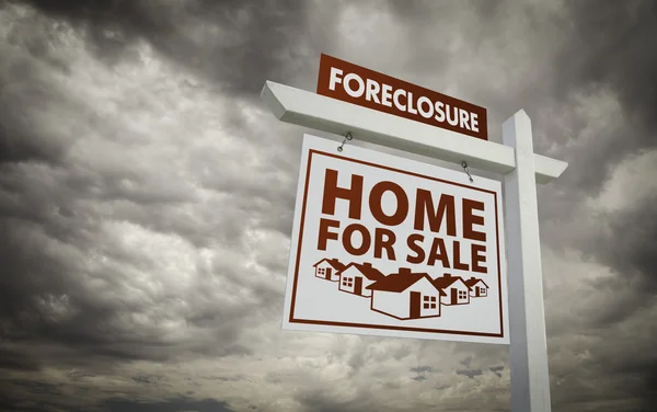 Casa Foreclosure branco para venda Sinal imobiliário sobre céu nublado — Fotografia de Stock