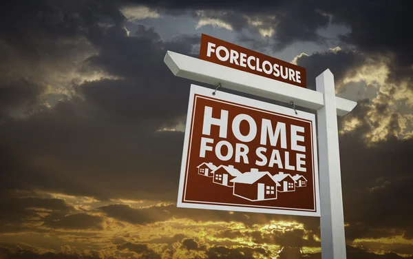 Casa Foreclosure Vermelho Para Venda Sinal Imobiliário Sobre Belas Nuvens — Fotografia de Stock
