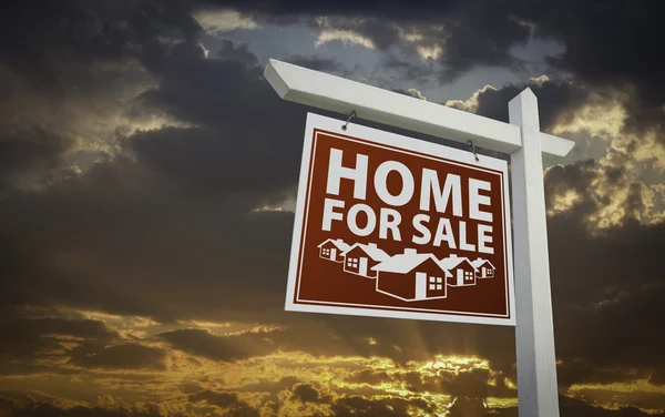 Red hem för försäljning fastigheter underteckna över solnedgång himlen — Stockfoto