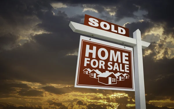 Κόκκινο Πωλούνται Σπίτι Για Πώληση Ακινήτων Σημάδι Πάνω Από Όμορφο — Φωτογραφία Αρχείου