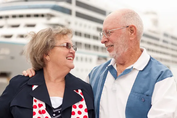 クルーズ船の前に海岸に年配のカップル — ストック写真