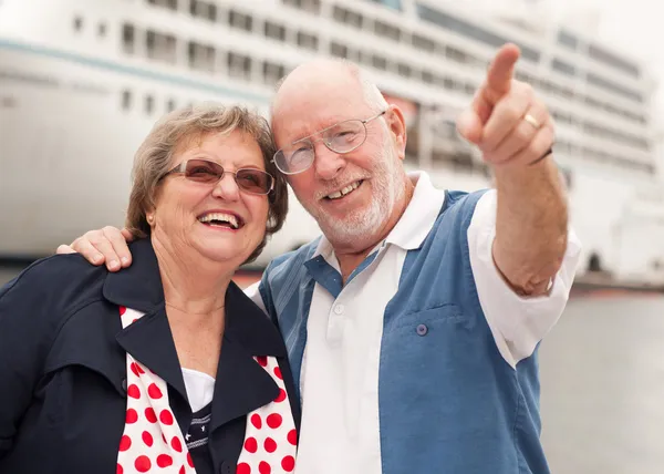 Seniorenpaar Urlaub Vor Kreuzfahrtschiff Land — Stockfoto