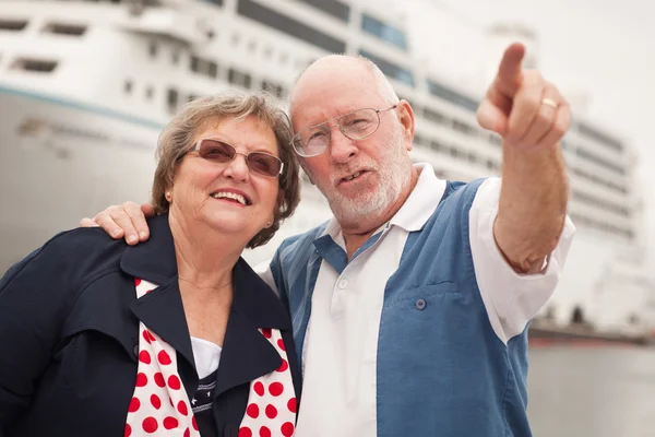 Seniorenpaar Urlaub Vor Kreuzfahrtschiff Land — Stockfoto