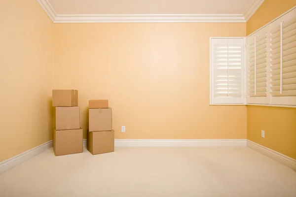 Moving Boxes Empty Room Copy Space Blank Wall — Stock Photo, Image