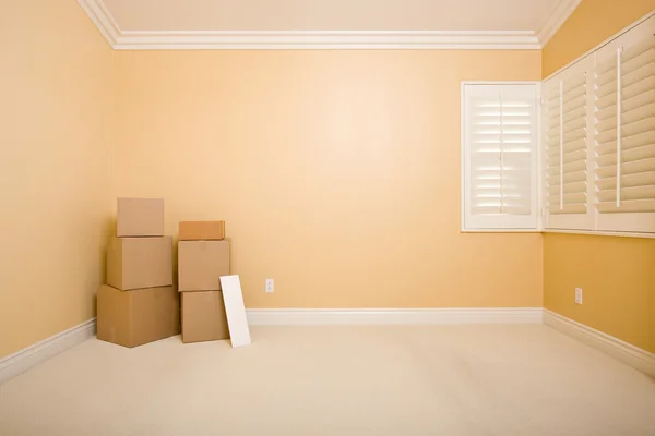 Moving Boxes Blank Sign Floor Empty Room Copy Space Blank — Stock Photo, Image