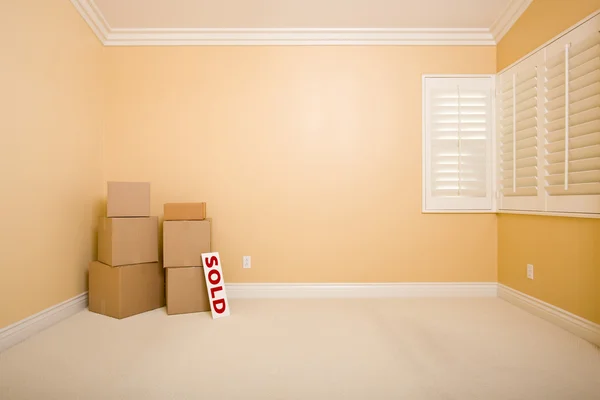 空白の壁にコピー スペースを持つ空の部屋で床サインオン引越用の箱と不動産の売却 — ストック写真