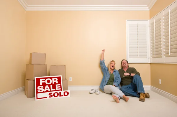 Excited Couple Relaxing Floor Boxes Sold Real Estate Signs Empty — Stock Photo, Image
