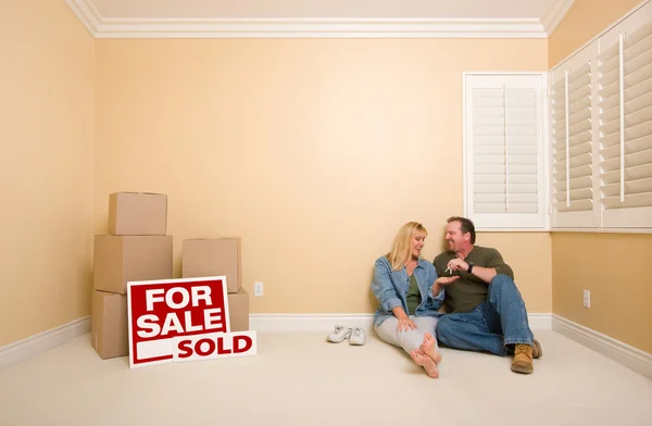 Excited Couple New Keys Relaxing Floor Boxes Sold Real Estate — Stock Photo, Image