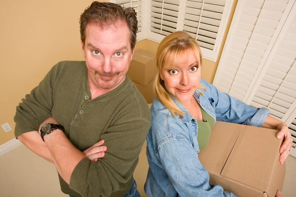 Goofy Çift Gülümsüyor Hareketli Kutular Boş Odaya — Stok fotoğraf