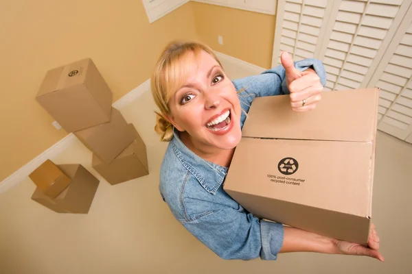 幸福女人搬箱子竖起大拇指 — 图库照片