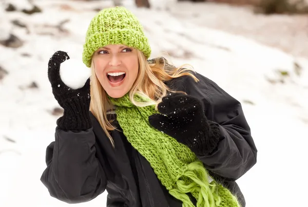 Attraktive Frau, die Spaß im Schnee hat — Stockfoto