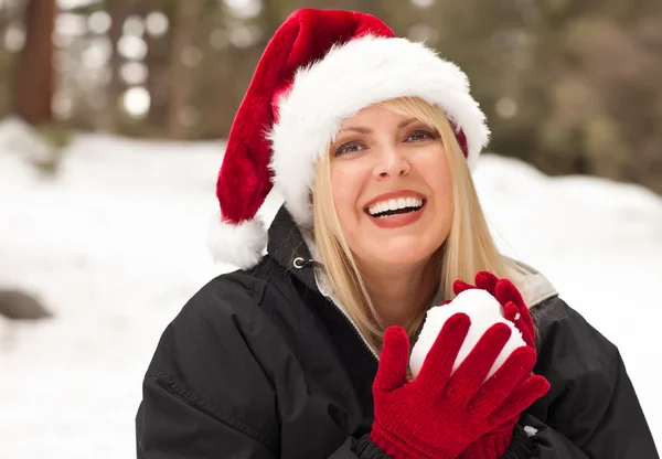 魅力的なサンタ帽子身に着けている金髪の女性は冬の日 雪の中で楽しんで — ストック写真