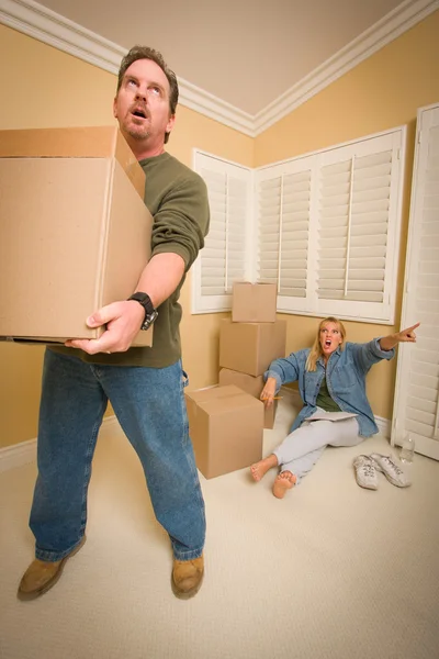 Стрессовый человек перевозит коробки для требовательной жены — стоковое фото