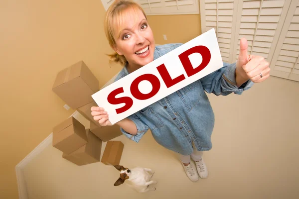 Žena a pejsek znakem prodaných poblíž stěhovací krabice — Stock fotografie