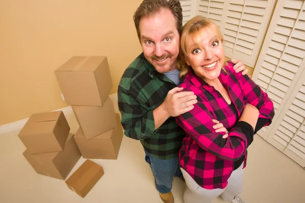 Proud Smiling Goofy Couple Moving Boxes Empty Room — Stock Photo, Image