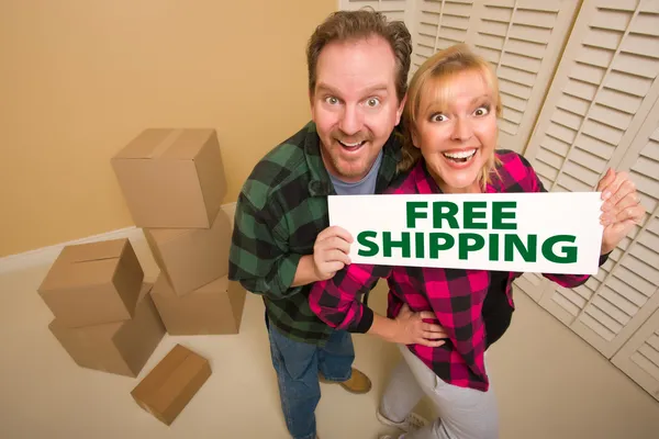 Pippo Coppia Holding Free Shipping Sign Circondato da scatole — Foto Stock