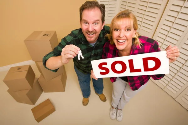 Goofy Couple Holding Key Vendu Connecter Chambre Avec Boîtes Carton — Photo