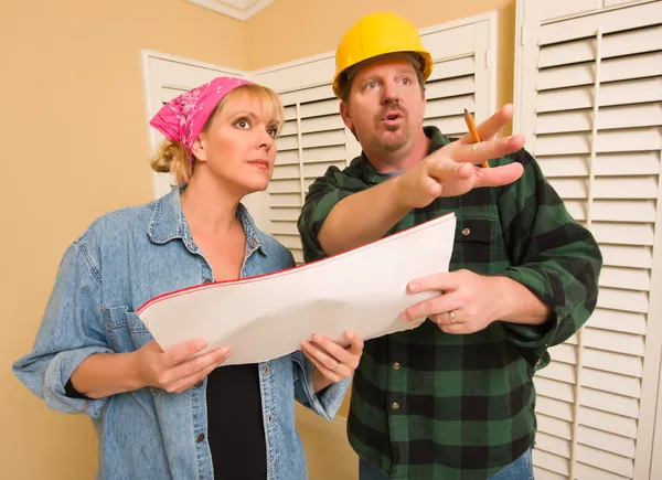 Contractor in Hardhat Discussing Plans with Woman — Stock Photo, Image