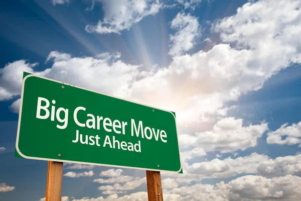 Big Career Move sinal de estrada verde e nuvens — Fotografia de Stock