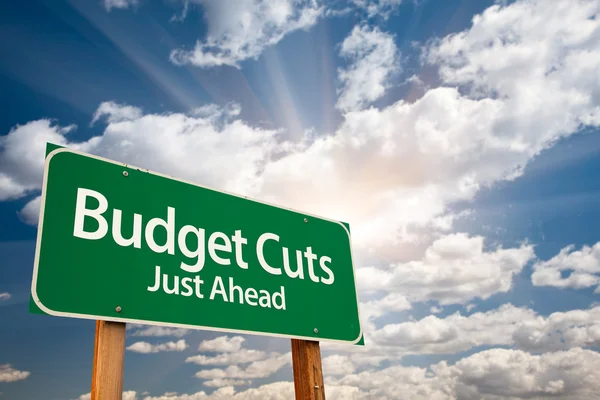 Περικοπές του προϋπολογισμού πινακίδα Πράσινης και σύννεφα — Φωτογραφία Αρχείου