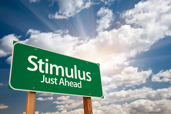 Stimulus Grünes Straßenschild Mit Dramatischen Wolken Sonnenstrahlen Und Himmel — Stockfoto