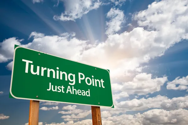 Turning point gröna vägskylt och moln — Stockfoto