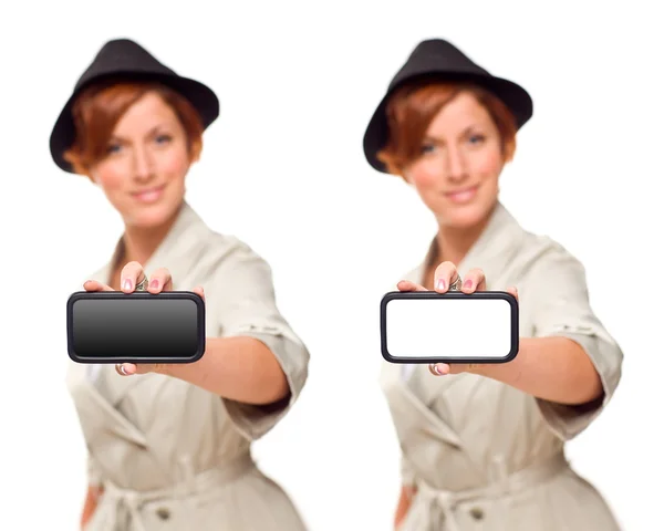 Usměvavá mladá žena držící prázdné bílé a černé chytrý telefon — Stock fotografie