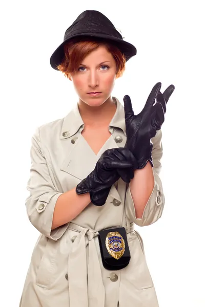 Rothaarige Detektivin zieht Handschuhe an und trägt Trenchco — Stockfoto