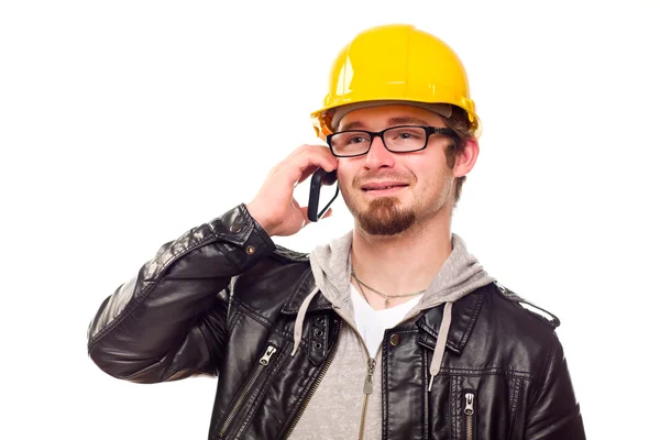 Красивый молодой человек в жесткой шляпе на телефоне — стоковое фото