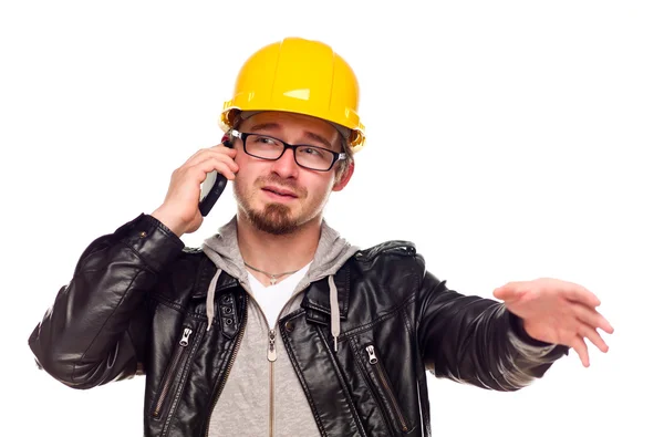 Knappe jongeman in harde hoed op telefoon — Stockfoto
