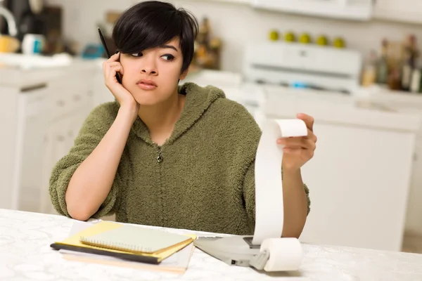 Mujer joven multiétnica agonizando sobre cálculos financieros — Foto de Stock