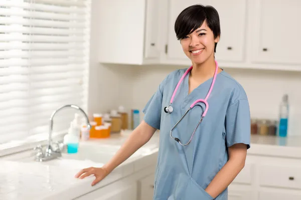 Lächelnd attraktive Mischlingsärztin oder Krankenschwester im Büro — Stockfoto