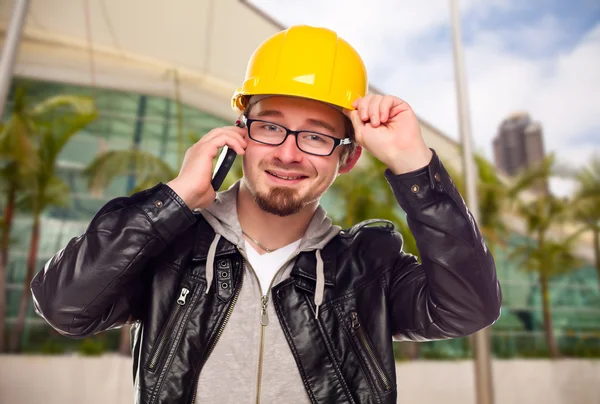 Cep telefonu bina önünde genç inşaat işçisi — Stok fotoğraf