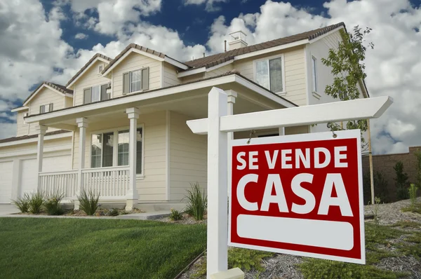 Se vende casa Spaans onroerend goed teken en huis — Stockfoto