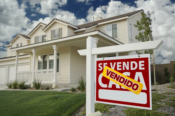 Vendido se vende casa Spaans onroerend goed teken en huis — Stockfoto