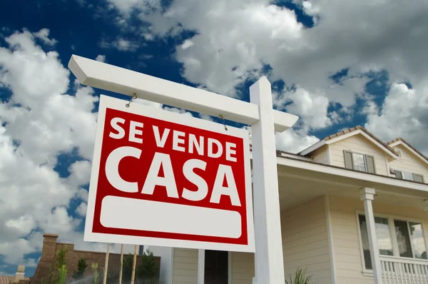 Se vende casa Spaans onroerend goed teken en huis — Stockfoto