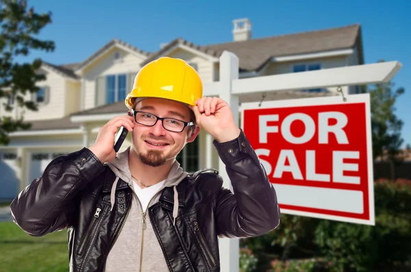 Appaltatore in Hard Hat di fronte alla casa e segno immobiliare — Foto Stock