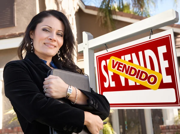 Agente inmobiliario hispano femenino, Vendido Se Vende Sign y Hou —  Fotos de Stock