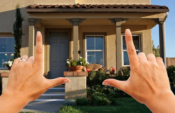 Las manos femeninas enmarcando hermosa casa — Foto de Stock